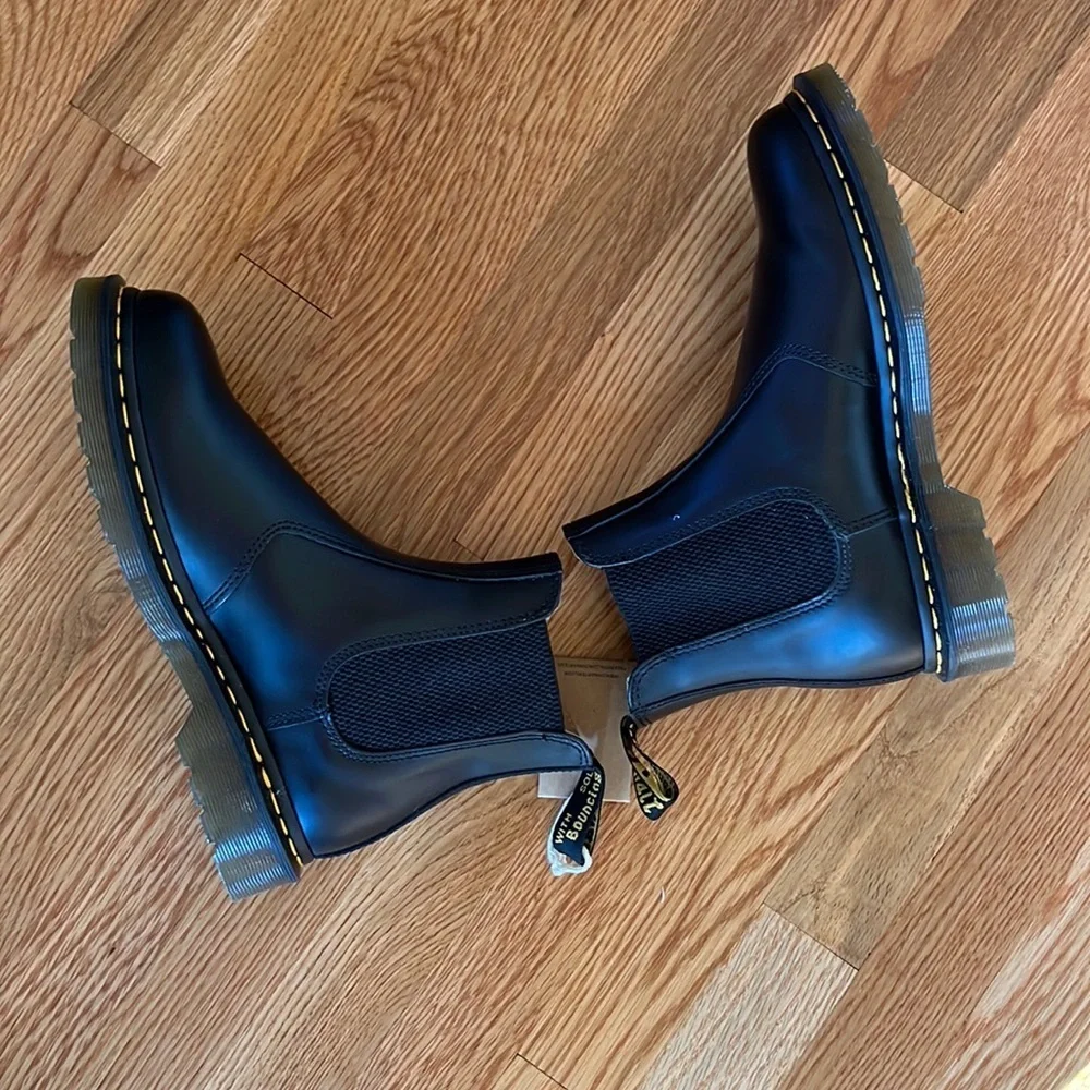 NWT Dr Martens Smooth Leather Chelsea Boots Size 8